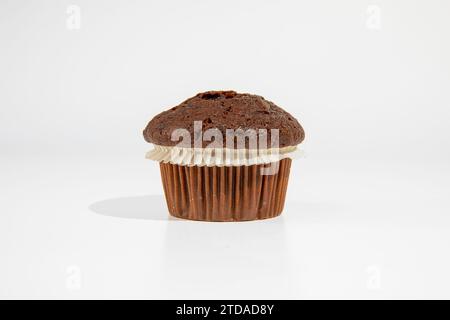 Frisch hausgemachter Schokoladen-Muffin auf weißem Hintergrund Stockfoto
