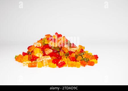 Köstliche Stapel von bunten Gummibärchen Süßigkeiten auf weißem Hintergrund Stockfoto