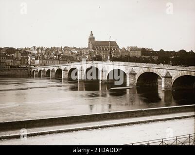 Blois, Frankreich die Jacques-Gabriel-Brücke, im Hintergrund die Kathedrale, das Gehäuse, die Architektur, die Kunst, die Kirche, Fluss, Bauingenieurwesen, Renaissance, Panorama der Stadt, Brücke, religiöse Architektur, Frankreich, Blois, allgemeine Ansicht der Loire, Blois, 01/06/1909 - 30/06/1909, Léon, Auguste, Fotograf, 1909 - Centre de la France - Auguste Léon - (Juni), Gélatino-argentique, Glas, positiv auf Glas schwarz-weiß, positiv Stockfoto