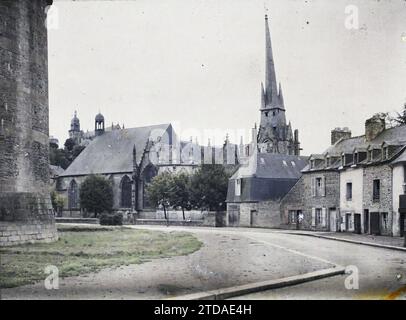Fougères, Ille-et-Vilaine, Bretagne, Frankreich der schiefe Glockenturm der Kirche Saint-Sulpice; im Hintergrund die Kirche Saint-Léonard, Habitat, Architektur, Kirche, Wohnung, Kutscher, religiöse Architektur, Frankreich, Fougères, Eglise St. Sulpice mit dem verdrehten Glockenturm, Fougères, 24.09/1915 - 24.09.1915, Léon, Auguste, Fotograf, 1915 - Sarthe, Ille-et-Vilaine, Loiret - Auguste Léon - (20. September bis 2. Oktober), Autochrome, Foto, Glas, Autochrome, Foto, positiv, Horizontal, Format 9 x 12 cm Stockfoto