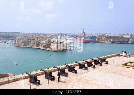 Blick auf den Grand Harbour, La Valletta, Malta und die Saluting Gallery, von den Upper Barraka Gardens. Stockfoto