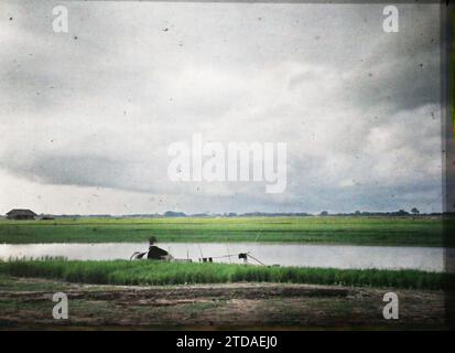 Hà-nôi, Hainoi Vietnam, Tonkin, Indochina Reisfelder am Ufer des Roten Flusses, Natur, Umwelt, Wirtschaft, Verkehr, Landschaft, Reisfeld, Landwirtschaft, Viehzucht, Fluss, Boot-, Fluss- und Seetransport, Indochina, Tonkin, Hanoi, Docks des Roten Flusses, Rand des Roten Flusses bei stürmischem Wetter, Fleuve rouge, Quartier Sino-annamite, 01/09/1915 - 30/11/1915, beschäftigt, Léon, Léon beschäftigt Fotograf en en Indochine, Autochrome, Foto, Glas, Autochrome, Foto, positiv, Horizontal, Format 9 x 12 cm Stockfoto