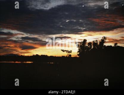 Umgebung von Hà-nôi, Hainoi Vietnam, Tonkin, Indochina Ein Sonnenuntergang auf dem Großen See, Natur, Umwelt, Landschaft, Sonnenuntergang, Sonnenaufgang, See, Teich, Indochina, Tonkin, Hanoi, Landschaften, Sonnenuntergänge, aufeinanderfolgende Phasen des Sonnenuntergangs bei Hanoi, Grand Lac, 01/09/1915 - 30/11/1915, beschäftigt, Léon, Léon beschäftigte Fotografin en Indochine, Autochrome, Foto, Glas, Autochrome, Foto, positiv, Horizontal, Format 9 x 12 cm Stockfoto