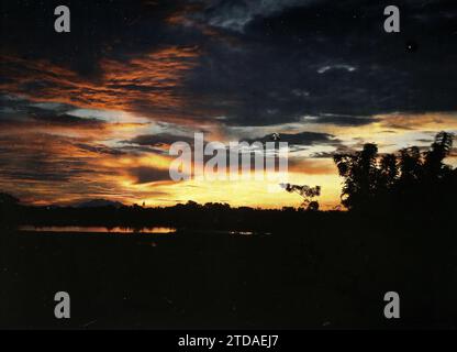 Umgebung von Hà-nôi, Hainoi Vietnam, Tonkin, Indochina Ein Sonnenuntergang auf dem Großen See, Natur, Umwelt, Landschaft, Sonnenuntergang, Sonnenaufgang, See, Teich, Indochina, Tonkin, Hanoi, Landschaften, Sonnenuntergänge, aufeinanderfolgende Phasen des Sonnenuntergangs bei Hanoi, Grand Lac, 01/09/1915 - 30/11/1915, beschäftigt, Léon, Léon beschäftigte Fotografin en Indochine, Autochrome, Foto, Glas, Autochrome, Foto, positiv, Horizontal, Format 9 x 12 cm Stockfoto