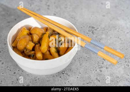 Korea Tteokbokki oder gekochter Reiskuchen mit Pilzen und Sauce. Stockfoto