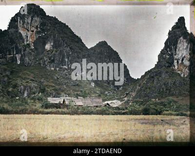 KY-lu'A, Provinz lang-so' n, Tonkin, Indochina das Dorf am Fuße der Felsen von Ky-lu'A, Natur, Umwelt, Wirtschaftstätigkeit, Habitat, Architektur, Landschaft, Berg, Berg, Landwirtschaft, Vieh, Dach, ländliche Architektur, Höhle, Panorama der Stadt, Indochina, Tonkin, Ky-lua, von Hanoi zum China Gate, die Höhlen von Ky-lua, Blick auf das Dorf am Fuße der Felsen, Ky-Lua, 01/09/1915 - 30/11/1915, geschäftig, Léon, Léon beschäftigte Fotografin en Indochine, Autochrome, Foto, Glas, Autochrome, Foto, positiv, Horizontal, Format 9 x 12 cm Stockfoto