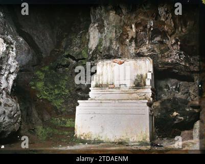 KY-lu'A, Provinz lang-so' n, Tonkin, Indochina der Altar nahe dem Eingang zur kleinen Höhle der Felsen von Ky-lu'A, Religion, Wissenschaft, Techniken, Buddhismus, Tempel, Erosion, Altar, Höhle, Geologie, Indochina, Tonkin, Ky-lua, von Hanoi zur Porte de Chine, die Höhlen von Ky-lua, kleiner Altar vor der kleinen Höhle, Ky-Lua, 01/09/1915 - 30/11/1915, beschäftigt, Léon, Léon beschäftigte Fotografin en Indochine, Autochrome, Foto, Glas, Autochrome, Foto, positiv, Horizontal, Format 9 x 12 cm Stockfoto