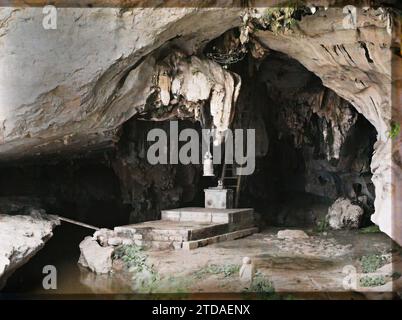 KY-lu'A, Provinz lang-so' n, Tonkin, Indochina der Eingang zur kleinen Höhle der Felsen von Ky-lu'A, Religion, Kunst, Wissenschaften, Techniken, Buddhismus, Musik, Tempel, Erosion, Planwasser, Altar, Höhle, Geologie, Indochina, Tonkin, KY-lua, von Hanoi zum China Gate, Ky-lua Höhlen, Eingang zur kleinen Höhle, Ky-Lua, 01/09/1915 - 31/10/1915, beschäftigt, Léon, Léon beschäftigte Fotografin en Indochine, Autochrome, Foto, Glas, Autochrome, Foto, positiv, Horizontal, Format 9 x 12 cm Stockfoto