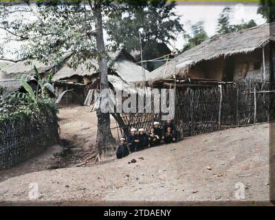 Cay-sau, Umgebung von Bac-lè, Tonkin, Indochina einige Wohnungen in einem Dorf Thõ, Kleidung, Gesellschaft, Menschen, Alltag, Wohnraum, Architektur, Kostüm, ethnische Minderheit, Dach, Kind, ländliches Leben, Gruppenporträt, ländliche Architektur, Wohnraum, Frisur, Kopfbedeckung, Mann, Indochina, Tonkin, Tho, von Hanoi zum China Gate, Ein Tho-Dorf (Cay-Sau), Umgebung von Bac-lé, Gruppe von Häusern, Cay-Sau, 01/09/1915 - 30/11/1915, Busy, Léon, Léon Busy Photographer en Indochine, Autochrome, Foto, Glas, Autochrome, Foto, positiv, Horizontal, Format 9 x 12 cm Stockfoto