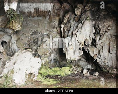 KY-lu'A, Provinz lang-so' n, Tonkin, Indochina das Innere der kleinen Höhle der Felsen von Ky-lu'A, Religion, Habitat, Architektur, Wissenschaften, Techniken, Buddhismus, Tempel, Erosion, Innenansicht, Höhle, Geologie, Indochina, Tonkin, Ky-lua, von Hanoi zur Porte de Chine, die Höhlen von Ky-lua, Eine Ecke des Bodens der kleinen Höhle, Ky-Lua, 09/1915 - 30.11.1915, beschäftigt, Léon, Léon beschäftigte Fotografin en Indochine, Autochrome, Foto, Glas, Autochrome, Foto, positiv, Horizontal, Format 9 x 12 cm Stockfoto