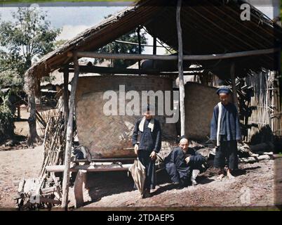 Cay-sau, Umgebung von Bac-lè, Tonkin, Indochin Thô (thai) Dorfbewohner, in Blau gekleidet, vor einem Reisspeicher, Kleidung, Gesellschaft, Habitat, Architektur, Menschen, Reis, Kostüm, ethnische Minderheit, Parasol, Regenschirm, Sonnenschirm, ländliche Architektur, Korbwaren, Getreide, Frisur, Kopfbedeckung, Mann, Indochina, Tonkin, Tho, von Hanoi zum China Gate - Ein Tho-Dorf, Ein Reisspeicher, Bac-Le, 09/1915 - 30.11.1915, beschäftigt, Léon, Léon beschäftigt Fotograf en en Indochine, Autochrome, Foto, Glas, Autochrome, Foto, positiv, Horizontal Stockfoto