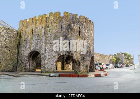 Ein Blick auf den Eingang der fünf Bögen durch die Stadtmauern in Tenby, Wales an einem sonnigen Tag Stockfoto