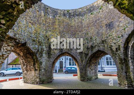 Ein Blick durch den Eingang der fünf Bögen in der Stadtmauer in Tenby, Wales an einem sonnigen Tag Stockfoto