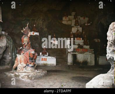 KY-lu'A, Tonkin, Indochina die Haupthöhle der Felsen von Ky-lu'A, beherbergt ein Felsenheiligtum, das dem buddhistischen Gottesdienst, der Religion, dem Habitat, der Architektur, der Kunst, Wissenschaften, Techniken, Statue, Buddhismus, Tempel, Erosion, Innenansicht, Skulptur, Altar, Höhle, Geologie, Indochina, Tonkin, Landschaften, von Hanoi bis zur chinesischen Grenze, Ky-Lua Höhlen, Blick auf die große Höhle vom Eingang, Ky-Lua, 15.04/1916 - 16.04.1916, geschäftig, Léon, Léon beschäftigte Fotografin en Indochine, Autochrome, Foto, Glas, Autochrome, Foto, positiv, Horizontal, Format 9 x 12 cm Stockfoto