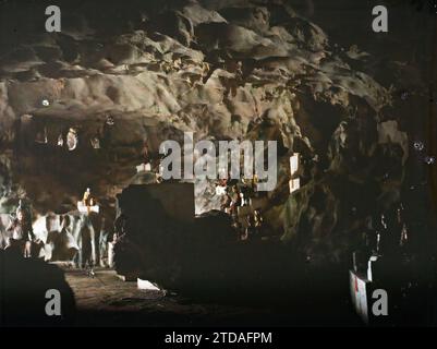 KY-lu'A, Tonkin, Indochina die Haupthöhle der Felsen von Ky-lu'A, beherbergt ein Felsenheiligtum, das dem buddhistischen Gottesdienst, der Religion, dem Habitat, der Architektur, den Wissenschaften, Techniken, Statue, Buddhismus, Tempel, Erosion, Innenansicht, Höhle, Geologie, Indochina, Tonkin, Landschaften, von Hanoi bis zur chinesischen Grenze, die Ky-lua Höhlen, Blick auf die große Höhle, von unten genommen, Ky-Lua, 15/04/1916 - 16/04/1916, geschäftig, Léon, Léon beschäftigte Fotografin en Indochine, Autochrome, Foto, Glas, Autochrome, Foto, positiv, Horizontal Stockfoto