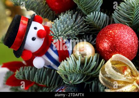 Weihnachtsdeko - Berlin, Deutschland, Deutschland, 11.12.2023 - Berlin-Mitte: Weihnachtliche Dekoration mit kleinem Schneemann zum Weihnachtsfest. *** Weihnachtsdekoration Berlin, Deutschland, Deutschland, 11 12 2023 Berlin Mitte Weihnachtsdekoration mit dem kleinen Schneemann zu Weihnachten Stockfoto