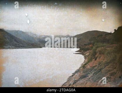 Provinz Hoa-binh, Tonkin, Indochina Blick auf den Schwarzen Fluss, Richtung Chobõ, Natur, Umwelt, Landschaft, Berg, Berg, Fluss, Indochina, Tonkin, von Hanoi nach Chobõ, Schwarzer Fluss, Hoabinh, Blick in Richtung Chobo, Hoa-Binh [région], 03/1916 - 03.08.1916, Busy, Léon, Léon Busy Photographer en Indochine, Autochrome, Foto, Glas, Autochrome, Foto, positiv, Horizontal, Format 9 x 12 cm Stockfoto