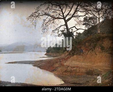 Provinz Hoa-binh, Tonkin, Indochina Kapok blühende Bäume am Ufer des Schwarzen Flusses, zwischen Hoa-binh und Cho-Bõ, Natur, Umwelt, Landschaft, Fluss, Blume, Vegetation, Botanik, Indochina, Tonkin, von Hanoi nach Chobõ, Schwarzer Fluss, zwischen Hoabinh und Chobo, Ufer des Schwarzen Flusses, Ein Kapok in Blüte, Cho-Bo, 06.03/1916 - 08.03.1916, geschäftig, Léon, Léon beschäftigte Fotografin en Indochine, Autochrome, Foto, Glas, Autochrome, Foto, positiv, Horizontal, Format 9 x 12 cm Stockfoto