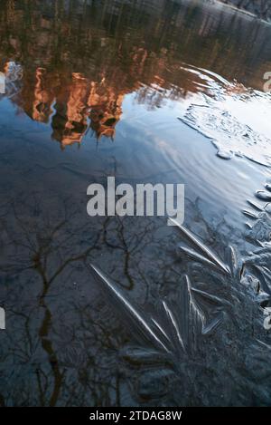 Durham Cathedral in der Reflexion des Flusses, wie es beginnt zu frieren. Foto von The River Wear, Durham City, County Durham, England Stockfoto