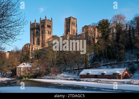 Durham Cathedral, Old Fulling Mill & Bootshaus, Foto unten am River Wear, Durham City, County Durham, England Stockfoto