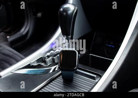 Dnipro, Ukraine - 17. Dezember 2023: Apple Watch Series 8 liegt in einem Auto in der Kabine, Smart Watch Stockfoto