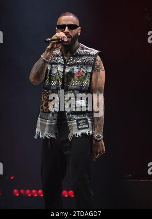 Sunrise, FL, USA. Dezember 2023. Nicky Jam tritt während des iHeartRadio Y100 Jingle Ball 2023 in der Amerant Bank Arena am 16. Dezember 2023 in Sunrise, Florida auf. Quelle: Mpi04/Media Punch/Alamy Live News Stockfoto