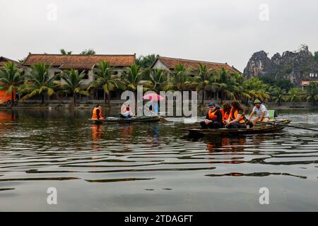 Tourist auf einer Bootstour in Tam Coc in vietnam Stockfoto