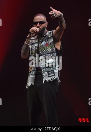 Sunrise, FL, USA. Dezember 2023. Nicky Jam tritt während des iHeartRadio Y100 Jingle Ball 2023 in der Amerant Bank Arena am 16. Dezember 2023 in Sunrise, Florida auf. Quelle: Mpi04/Media Punch/Alamy Live News Stockfoto