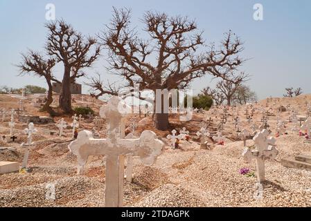 Christlicher und muslimischer Friedhof auf Shell Island Joal-Fadiouth Senegal Stockfoto