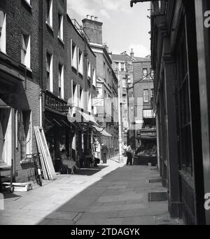 1950er Jahre, historisch, Gasse, Shepherd Market, Mayfair, London, England, Großbritannien. Express-Café links vom Bild Stockfoto