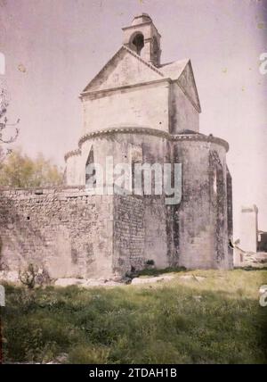 Arles, Frankreich die Reliquienkapelle des Heiligen Kreuzes der Abtei Montmajour, Religion, Kunst, Habitat, Architektur, Kirche, Christentum, Glockenturm, Kloster, Mittelalter, religiöse Architektur, Frankreich, von Arles nach Les Baux und St Rémy, Blick auf Ste Croix, Blick genau gegenüber Nr. 8067 mit dem großen Kerker im Hintergrund., Arles, 18/04/1916 - 18/04/1916, Léon, Auguste, Fotograf, 1916 - Provinzen Frankreich - Jean Brunhes, Auguste Léon et Georges Chevalier - (April-Juli), Autochrome, Foto, Glas, Autochrome, Foto, positiv, Vertikal, Format 9 x 12 cm Stockfoto