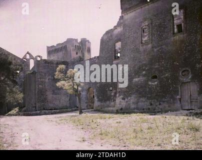 Arles, Frankreich die Stützmauer der Nordfassade des Klosters Saint-Maur, die Einschließung der Abteikirche und der sogenannte Turm von Pons de l'Orme in der Abtei Montmajour, Religion, Habitat, Architektur, Kunst, Christentum, Kloster, befestigte Architektur, Mittelalter, religiöse Architektur, Frankreich, von Arles nach Baux und St Rémy, der alte Donjon des 14. Jahrhunderts gegen den Tag, Arles, 18.04/1916 - 18.04.1916, Léon, Auguste, Fotograf, 1916 - Provinzen Frankreich - Jean Brunhes, Auguste Léon et Georges Chevalier - (April-Juli), Autochrome, Foto, Glas, Autochrome, phot Stockfoto