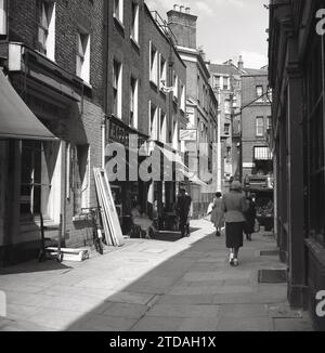 1950er Jahre, historisch, Gasse, Shepherd Market, Mayfair, London, England, Großbritannien. Stockfoto