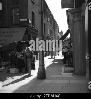 1950er Jahre, historische, gepflasterte Gasse, Shepherd Market, London, England, Großbritannien. Dieser charmante Teil des Zentrums von London mit seinem kleinen Platz und den engen Seitenstraßen liegt in Mayfair in der Nähe von Piccadilly und ist als „Dorf in Piccadilly“ bekannt. Stockfoto