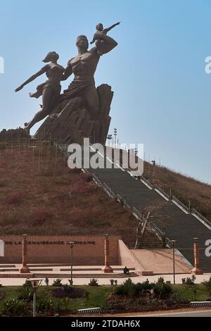 Das African Renaissance Monument ist eine Bronzestatue auf einem der beiden Marmelles-Hügel außerhalb von Dakar, Senegal. Stockfoto