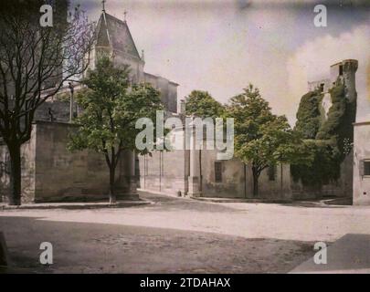 Uzès, Frankreich das Herzogliche Schloss, bekannt als Le Duchy, Habitat, Architektur, Kunst, Kirche, Archäologische Überreste, Turm, Befestigte Architektur, Straße, Bezirk, Mittelalter, Renaissance, Palast, Schloss, Rampart, France, Uzès, View of the Herzogtum, Uzès, 20/04/1916 - 20/04/1916, Léon, Auguste, Fotograf, 1916 - Provinzen Frankreich - Jean Brunhes, Auguste Léon et Georges Chevalier - (April-Juli), Autochrome, Foto, Glas, Autochrome, Foto, positiv, Horizontal, Format 9 x 12 cm Stockfoto