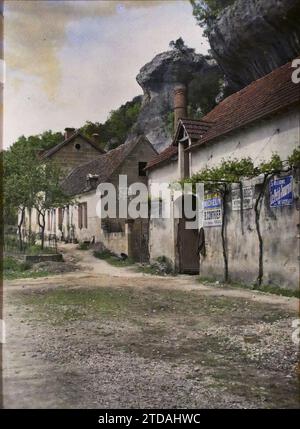 Les Eyzies, Dordogne, Frankreich, Wirtschaftstätigkeit, Wohnungsbau, Architektur, Werbung, kleiner Beruf, ländliche Architektur, Wohngebäude, Höhle, Vorgeschichte, Klippe, Frankreich, Les Eyzies, hinter dem Cro-Magnon-Hotel, Les Eyzies-de-Tayac-Sireuil, 05/1916 - 05.06.1916, Léon, Auguste, Fotograf, 1916 - Provinzen Frankreich - Jean Brunhes, Auguste Léon et Georges Chevalier - (April-Juli), Autochrome, Foto, Glas, Autochrome, Foto, positiv Stockfoto