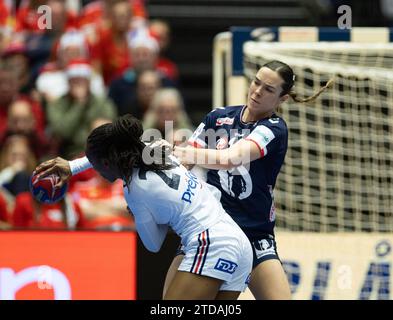 Herning, Dänemark. Dezember 2023. Herning, Dänemark, 17. Dezember 2023: Kampf um den Ball während des Finalspiels der IHF Womens World Championship 2023 zwischen Frankreich und Norwegen bei der Jyske Bank Boxen in Herning, Dänemark (Ane Frosaker/SPP) Credit: SPP Sport Press Photo. /Alamy Live News Stockfoto