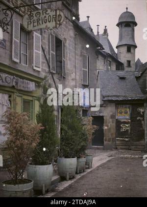 Brive, Frankreich Ein Platz mit Blick auf den Turm des ehemaligen Kollegiums der Doctrinaires, Wirtschaftstätigkeit, Registrierung, Information, Wohnraum, Architektur, Werbung, Glockenturm, Poster, Straße, Bezirk, Café, Bar, Restaurant, Hotelbranche, Frankreich, Brive, Eine Ecke des großen Platzes, Glockenturm des alten College aus dem 17. Jahrhundert, Brive-la-Gaillarde, 06.06/1916 - 06.06.1916, Léon, Auguste, Fotograf, 1916 - Provinzen Frankreich - Jean Brunhes, Auguste Léon et Georges Chevalier - (April-Juli), Autochrome, Foto, Glas, Autochrome, Foto, positiv, Vertikal, Format 9 x 12 cm Stockfoto