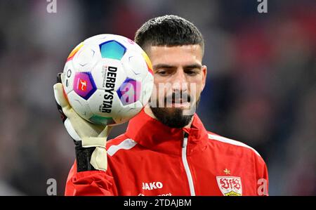 München, Deutschland. Dezember 2023. vor Spielbeginn: Aufwaermen Training Torwart Fabian Bredlow VfB Stuttgart (01) mit Balll FC Bayern München vs. VfB Stuttgart, Fussball, Bundesliga, Spieltag 15, Saison 2023/2024, 17.12.2023 DFL-VORSCHRIFTEN VERBIETEN DIE VERWENDUNG VON FOTOS ALS BILDSEQUENZEN UND/ODER QUASI-VIDEO Foto: Eibner-Pressefoto/Michael Weber Credit: dpa/Alamy Live News Stockfoto