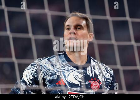 München, Deutschland. Dezember 2023. Vor Spielbeginn, Manuel neuer, (FC Bayern München, #01) FC Bayern München vs. VfB Stuttgart, Fussball, Herren, 1. Bundesliga, 15. Spieltag, Saison 23/24, GER, 17.12.2023, DFL/DFB-VORSCHRIFTEN VERBIETEN JEDE VERWENDUNG VON FOTOGRAFIEN ALS BILDSEQUENZEN UND/ODER QUASI-VIDEO, Foto: Eibner-Pressefoto/Wolfgang Frank Credit: dpa/Alamy Live News Stockfoto