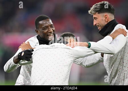 München, Deutschland. Dezember 2023. vor Spielbeginn: Aufwaermen Training Serhou Guirassy VfB Stuttgart (09) (links) Enzo Millot VfB Stuttgart (08) Enzo Millot VfB Stuttgart (08) (Mitte) Atakan Karazor VfB Stuttgart (16) (rechts) FC Bayern München gegen VfB Stuttgart, Fussball, Bundesliga, Spieltag 15, Saison 2023/2024, 17.12.2023 DFL-VORSCHRIFTEN VERBIETEN DIE VERWENDUNG VON FOTOS ALS BILDSEQUENZEN UND/ODER QUASI-VIDEO Foto: Eibner-Pressefoto/Michael Weber Credit: dpa/Alamy Live News Stockfoto