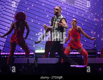 SUNRISE, FL – 16. DEZEMBER: Nicky Jam tritt während des iHeartRadio Y100 Jingle Ball 2023 in der Amerant Bank Arena am 16. Dezember 2023 in Sunrise, Florida auf. Copyright: Xmpi04x Stockfoto