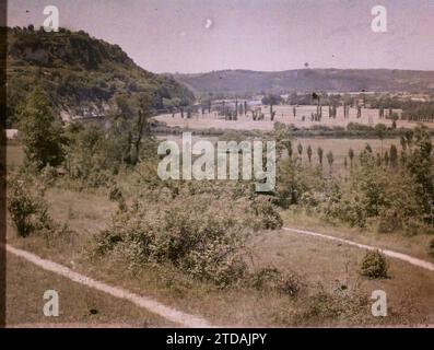 Domme, Dordogne, Frankreich, Natur, Umwelt, Landschaft, Tal, Fluss, Hydrographie, Frankreich, Domme, Domme von gegenüber gesehen und Dordogne unten, Domme, 15.06/1916 - 15.06.1916, Léon, Auguste, Fotograf, 1916 - Provinzen Frankreich - Jean Brunhes, Auguste Léon et Georges Chevalier - (April-Juli), Autochrome, Foto, Glas, Autochrome, Foto, positiv Stockfoto