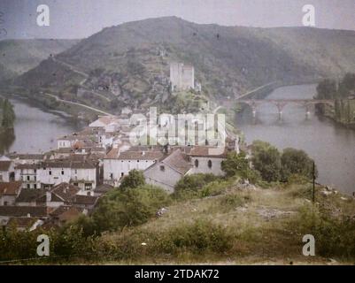 Luisa, Frankreich, Natur, Umwelt, Habitat, Architektur, Verkehr, Landschaft, archäologische Überreste, Tal, Bauingenieurwesen, Fluss, Hydrographie, befestigte Architektur, Festung, Panorama des Ballungsraums, des Eisenbahnverkehrs, Bridge, Frankreich, Blick von Calvary aus, ungefähr die gleiche wie die Flachdächer des Lots., Lu, 19/06/1916 - 19/06/1916, Léon, Auguste, Fotograf, 1916 - Provinzen Frankreich - Jean Brunhes, Auguste Léon et Georges Chevalier - (April-Juli), Autochrome, Foto, Glas, Autochrome, Foto, positiv Stockfoto