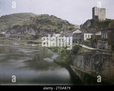 Luisa, Frankreich, Natur, Umwelt, Habitat, Architektur, Kunst, Landschaft, Berg, Berg, archäologische Überreste, Tal, Fluss, befestigte Architektur, Straße, Bezirk, Festung, Mittelalter, Stadtpanorama, Frankreich, von der Brücke flussabwärts auf die Burg und den Impernal, Luisa, 19/06/1916 - 19/06/1916, Léon, Auguste, Fotograf, 1916 - Provinzen Frankreich - Jean Brunhes, Auguste Léon et Georges Chevalier - (April-Juli), Autochrome, Foto, Glas, Autochrome, Foto, positiv Stockfoto