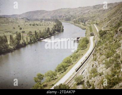 Luisa, Frankreich, Natur, Umwelt, Habitat, Architektur, Landschaft, Wasserfall, Tal, Straße, Bauingenieurwesen, Fluss, Hydrographie, Staudamm, Eisenbahn, Frankreich, Luisa, das Los, das flussabwärts ragt und die Schleuse: weniger bewaldete Hügel als die der entwaldeten Dordogne, Lu, 19.06/1916 - 19.06.1916, Léon, Auguste, Fotograf, 1916 - Provinzen Frankreich - Jean Brunhes, Auguste Léon et Georges Chevalier - (April-Juli), Autochrome, Foto, Glas, Autochrome, Foto, positiv Stockfoto