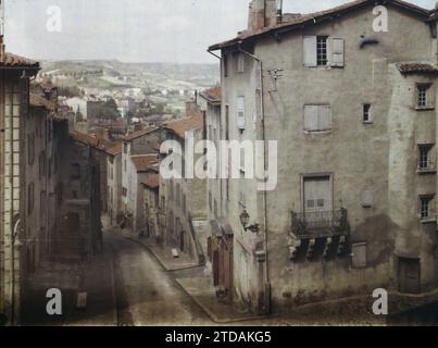 Le Puy-en-Velay, Frankreich La rue des Tables, Habitat, Architektur, Wohnraum, Balkon, Loggia, Straße, Bezirk, Panorama der Stadt, Frankreich, Le Puy, La Rue des Tables, im Hintergrund, die Hügel von, Le Puy-en-Velay, 26.07/1916 - 26.07.1916, Léon, Auguste, Fotograf, 1916 - Provinzen Frankreich - Jean Brunhes, Auguste Léon et Georges Chevalier - (April-Juli), Autochrome, Foto, Glas, Autochrome, Foto, positiv, Horizontal, Format 9 x 12 cm Stockfoto