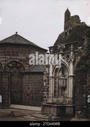 Aiguilhe, Frankreich die Kapelle Saint-Clair und der kleine neogotische Brunnen, den Charles Crozatier 1861 anbot, Religion, Kunst, Habitat, Architektur, Kirche, Christentum, Skulptur, Glockenturm, Hydraulische Installation, Brunnen, Mittelalter, religiöse Architektur, Cliff, Frankreich, Le Puy, der Tempel der Diane, der hl. Michel und der Crozatier-Brunnen in Aiguilhe, Aiguilhe, 28.07/1916 - 28.07.1916, Léon, Auguste, Fotograf, 1916 - Provinzen Frankreich - Jean Brunhes, Auguste Léon et Georges Chevalier - (April-Juli), Autochrome, Foto, Glas, Autochrome, Foto, positiv, Vertikal, Format 9 x 12 cm Stockfoto