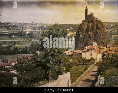 Aiguilhe, Frankreich Ansicht des Saint-Michel-Felsens aus dem Mont Anis, Natur, Umwelt, Wirtschaftstätigkeit, Religion, Lebensraum, Architektur, Kirche, Landschaft, Landwirtschaft, Vieh, Christentum, Glockenturm, Straße, Bezirk, Panorama der Stadt, religiöse Architektur, Gemüsegarten, Cliff, Frankreich, Puy en Velay, St. Michel d'Aiguilhe: der Felsen St. Michel auf der rechten Seite und die Hänge des Puy-Beckens mit kleinen Häusern., Aiguilhe, 29/07/1916 - 29/07/1916, Léon, Auguste, Fotograf, 1916 - Provinzen Frankreich - Jean Brunhes, Auguste Léon et Georges Chevalier - (April-Juli), Autoc Stockfoto